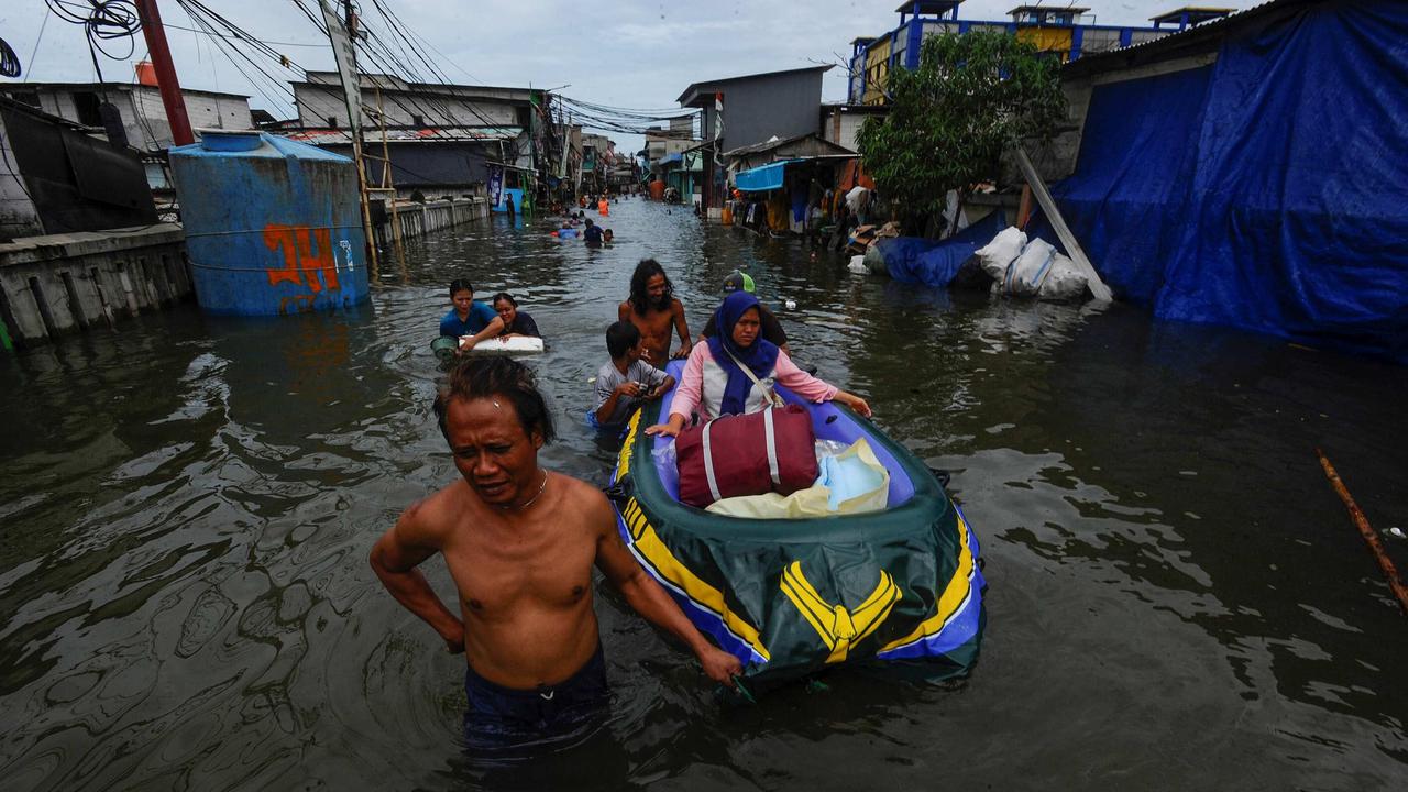 Banjir rob di Muara Angke