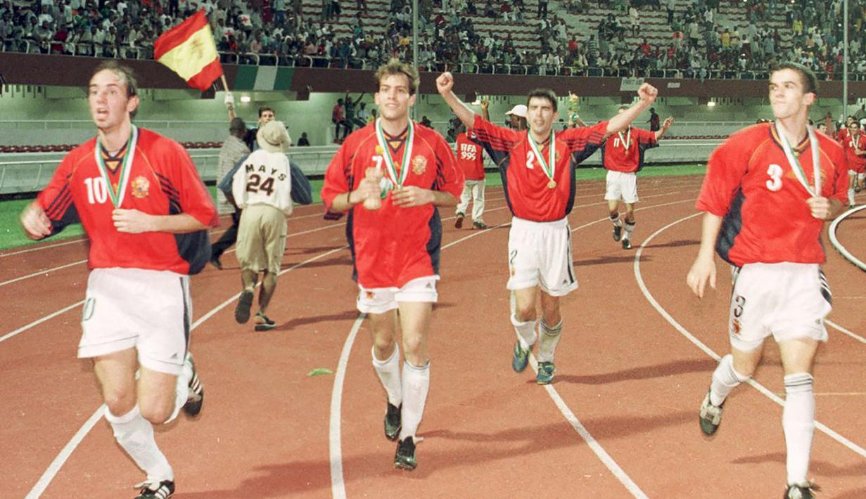Selebrasi para pemain Spanyol setelah menjuarai Piala Dunia Yunior FIFA 1999 usai mengalahkan Jepang pada Laga final di Lagos, Nigeria (24/4/1999). Piala Dunia U-20 tahun 1999 di Nigeria mempertemukan Spanyol dan Jepang di laga final. Spanyol menjadi juara setelah menang 4-0 atas Jepang. (AFP/Seyllou Diallo)
