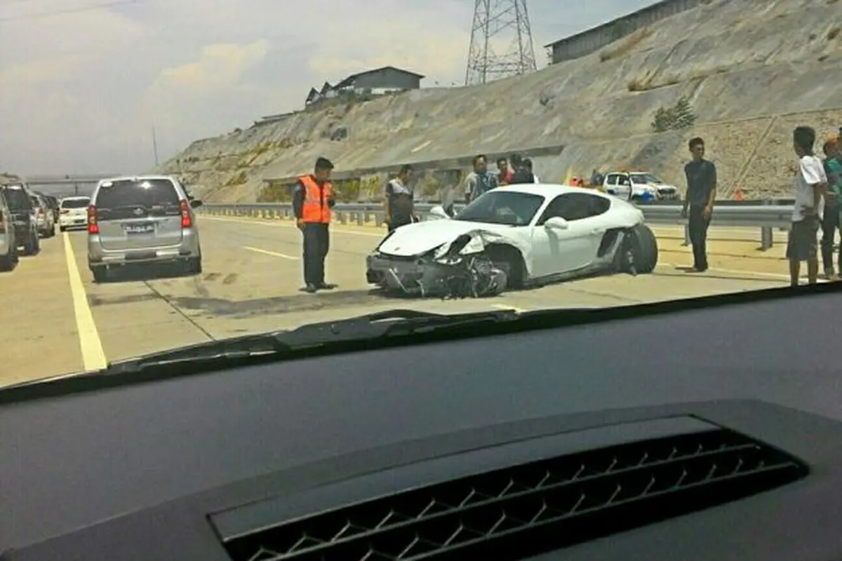 Ngebut di Tol Gempol, Porsche Cayman Babak Belur