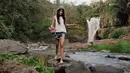 Keindahan alam  di Tegenungan Waterfall, Kemenuh, Gianyar, Bali, sepertinya mampu memikat sang Puteri Indonesia 2015. Wanita cantik ini terlihat sangat menikmati suasana alam. (via instagram/@anindyakputri)