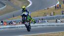 Pebalap Valentino Rossi akrobat mengangkat ban depan saat babak kualifikasi GP Ceko di Sirkuit Brno, Ceko. (AFP/Michal Cizek)