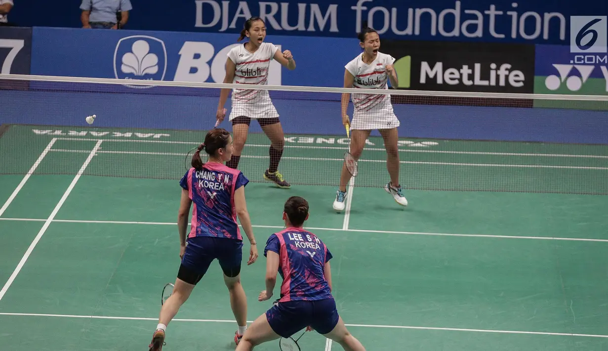 Ganda Campuran Indonesia, Della Destiara Haris dan Rosyita Eka Putri Sari saat berlaga melawan Chang Ye Na dan Lee So Hee (Korea) dalam babak perempat final Indonesia Open 2017 di JCC Plenary Hal, Jakarta, Jumat (16/6). (LIputan6.com/Faizal Fanani)