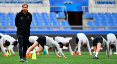 Manajer Liverpool, Juergen Klopp menghadiri sesi latihan tim di Stadion Olimpico, Roma, Italia (1/5). Liverpool akan menghadapi AS Roma di leg kedua semifinal Liga Champions. (Ettore Ferrari / ANSA via AP)