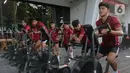 Selanjutnya, latihan untuk meningkatkan stamina dan daya tahan dengan menggenjot sepeda statis. (Liputan6.com/Herman Zakharia)