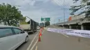Pengalihan arus lalu lintas di flyover Cengkareng, Jakarta, Kamis (27/12). Ditlantas Polda Metro Jaya menutup sementara dan mengalihkan jalur di kawasan tersebut sampai dengan 31 Desember 2018. (Liputan6.com/Herman Zakharia)