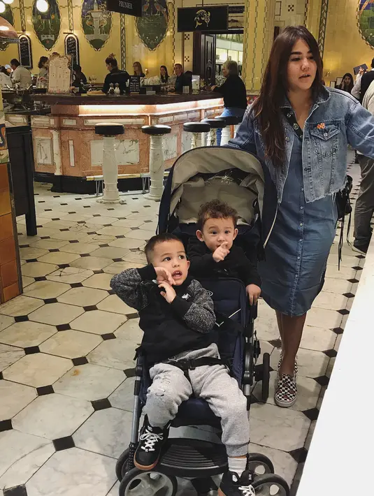 Sissy Prescilla sepertinya sangat mendukung hobi anak. Terlihat ia sering menemani sang anak, El Mayka dan Mikkairo untuk menggabar, mewarnai, bahkan membawa mereka ke perkebunan. (Instagram/sysiio).