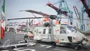 Sebuah helikopter berada di atas Kapal perang kelas fregat Angkatan Laut Italia, ITS Carabiniere F-593 di dermaga Terminal Peti Kemas Pelabuhan Tanjung Priok, Jakarta, Kamis (9/3). (Liputan6.com/Faizal Fanani)