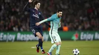 Bintang FC Barcelona, Lionel Messi (kanan) melewati hadangan pemain Paris Saint Germain, Adrien Rabiot pada babak 16 besar Liga Champions di Parc des Princes Stadium, Paris (14/2/2017). Barcelona kalah 0-4.  (EPA/Yan Valat)