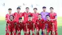 Para pemain Timnas Indonesia U-20 saat sesi foto tim jelang laga pertama Grup A Piala Asia U-20 2023 Uzbekistan melawan Irak di Lokomotiv Stadium, Tashkent, Rabu (1/3/2023). (AFC/Sayed Husain Ebrahim)