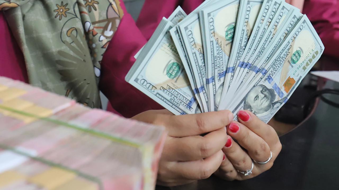 FOTO: Rupiah Menguat Tipis Namun Masih Bertahan di Level Rp18 Ribu
