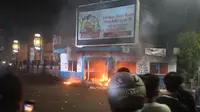 Massa Aksi Demo Bakar Pos Polisi Lalu Lintas di Kota Serang Banten