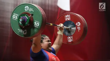 Lifter Indonesia, Nurul Akmal bersiap melakukan angkatan di kelas 75+ kilogram putri angkat besi Asian Games 2018 di JI Expo,Kemayoran, Senin (27/8). Nurul Akmal gagal meraih medali dengan total seberat 253 kilogram. (Lipujtan6.com/Helmi Fithriansyah)