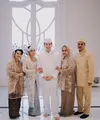 Pernikahan Dinda Kirana dan Jonathan Frizzy untuk sinetron Takdir Cinta yang Kupilih, dibalut baju adat Jawa.