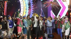 Plt Gubernur DKI Jakarta Soni Sumarsono menembakkan suar ke udara pertanda pergantian tahun baru 2017 di Ancol, Jakarta Utara, Minggu (1/1). Sederet artis dan musisi mengisi konser pergantian tahun Gempita 2017.  (Liputan6.com/Angga Yuniar)