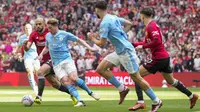 Pemain Manchester United, Sofyan Amrabat (kedua kiri) berusaha merebut bola dari pemain Manchester City, Kevin De Bruyne saat laga final Piala FA 2023/2024 di Stadion Wembley, London, Sabtu (26/05/2024). (AP Photo/Kin Cheung)