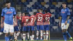 Para pemain Granada merayakan gol penyeimbang 1-1 ke gawang Napoli yang dicetak gelandang Angel Montoro dalam laga leg kedua babak 32 Besar Liga Europa 2020/21 di Diego Armando Maradona Stadium, Kamis (25/2/2021). Granada kalah 1-2 dari Napoli. (AFP/Filippo Monteforte)