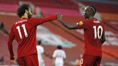 Penyerang Liverpool, Sadio Mane, melakukan selebrasi bersama Mohamed Salah usai membobol gawang Crystal Palace pada laga Premier League di Stadion Anfield, Rabu (24/6/2020). Liverpool menang dengan skor 4-0. (AP/Phil Noble)
