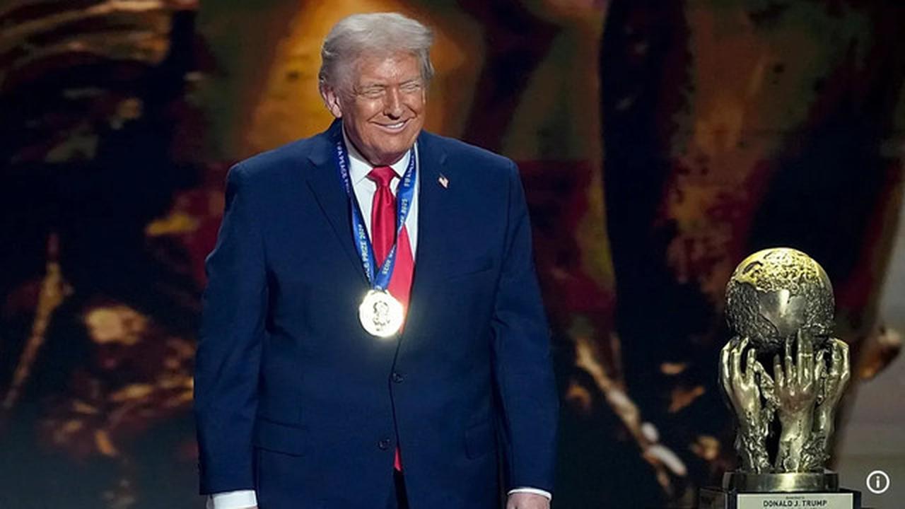 Trump Senyum Lebar Terima Penghargaan Perdamaian FIFA: Saya Menyelamatkan Jutaan Nyawa