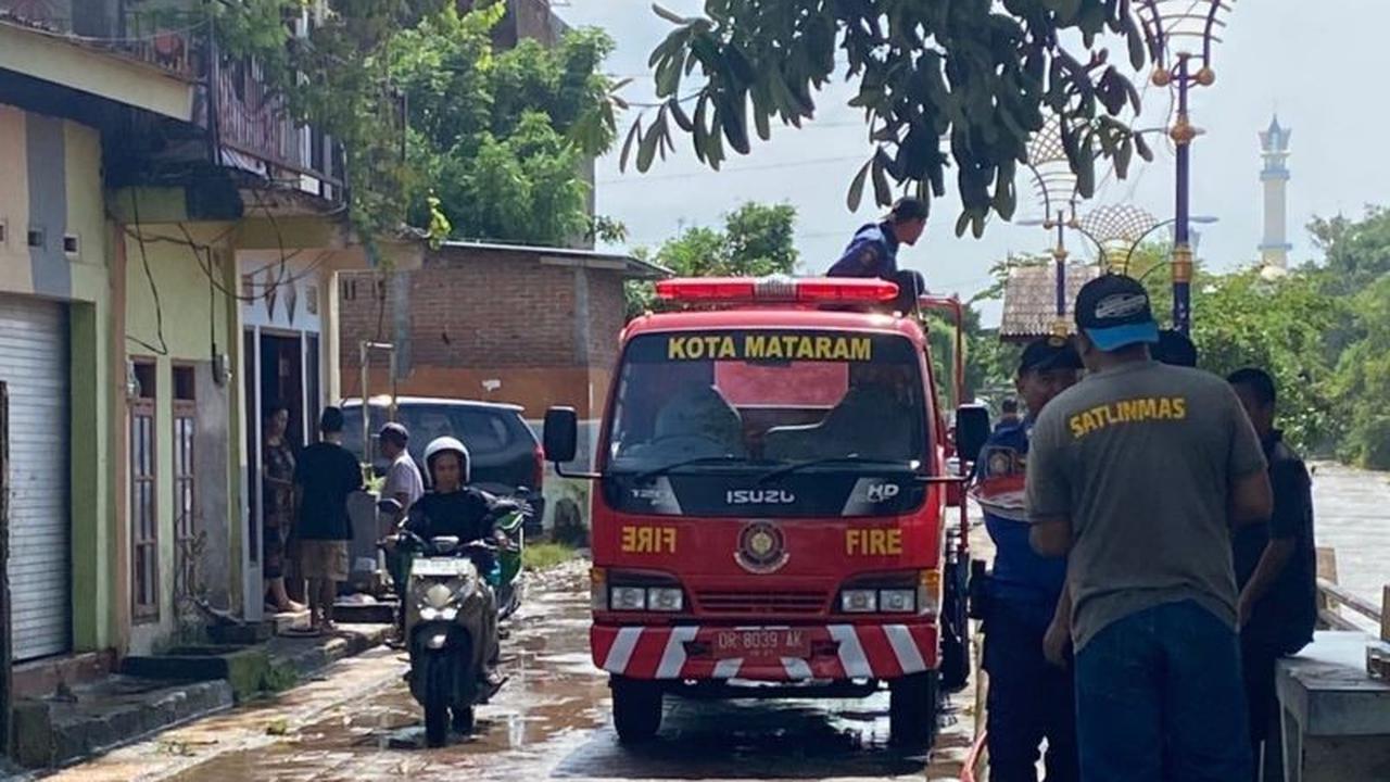 Damkarmat Mataram Kerahkan Personel dan Mobil Pemadam Bersihkan Lumpur Banjir Pasca-Banjir
