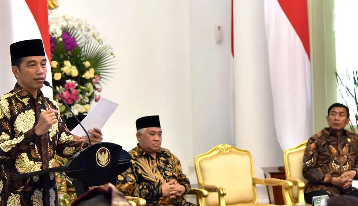 Presiden Jokowi saat memberi sambutan kepada para pemuka agama di Istana Kepresidenan Bogor, Jawa Barat, Sabtu (10/2). Jokowi mengapresiasi komitmen para pemuka agama dalam membantu pemerintah menjaga kerukunan. (Liputan6.com/Pool/Biro Setpres)