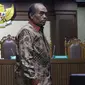 Terdakwa korupsi komisi kegiatan fiktif agen PT Asuransi Jasindo dalam pengadaan asuransi BP Migas-KKKS 2010-2012 dan 2012-2014, Budi Tjahjono saat jeda sidang putusan di Pengadilan Tipikor, Jakarta, Rabu (10/4). Hakim menyatakan Budi Tjahjono terbukti bersalah. (Liputan6.com/Helmi Fithriansyah)