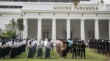 Peserta mengikuti gladi peringatan Hari Lahir Pancasila di halaman Gedung Pancasila, Kementerian Luar Negeri, Jakarta, Selasa (30/5). (Liputan6.com/Faizal Fanani)