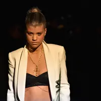 Sofia Richie, mantan kekasih Justin Bieber yang belum lama dikabarkan putus, hadir di Milan Fashion Week 2016 dengan tampilan yang memukau (25/9). (AFP/Bintang.com)