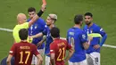 Wasit Sergei Karasev memberikan kartu merah kepada bek Italia, Leonardo Bonucci pada semifinal UEFA Nations League di stadion San Siro, Milan, (7/10/2021). Berkat hasil ini, Spanyol berhak melaju ke partai final untuk menghadapi pemenang Belgia dengan Spanyol. (Marco Bertorello/Pool via AP)