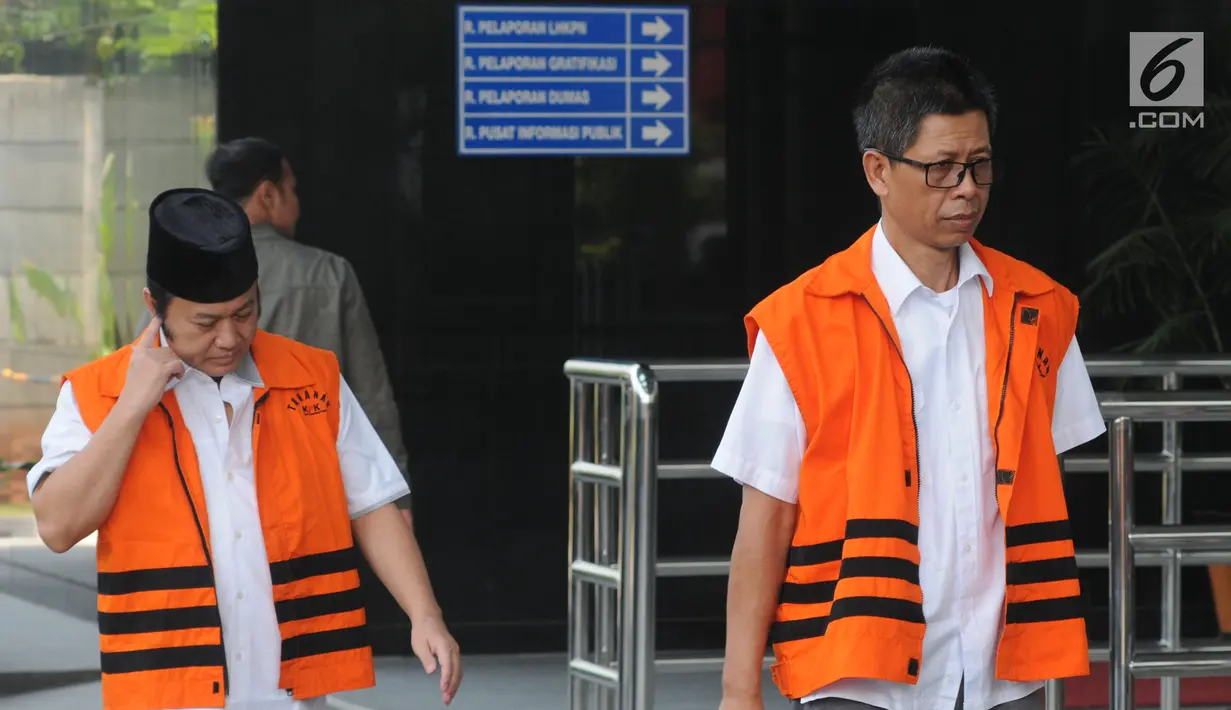 Tersangka kasus suap fasilitas mewah, eks Kalapas Sukamiskin Wahid Husein dan tersangka kasus suap proyek infrastruktur, Bupati Lampung Selatan nonaktif Zainudin Hasan (kiri) tiba untuk pemeriksaan di Gedung KPK, Selasa (9/10). (Merdeka.com/Dwi Narwoko)