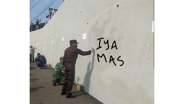 6 Editan Foto ala Netizen di Coretan Tembok Ini Kocak