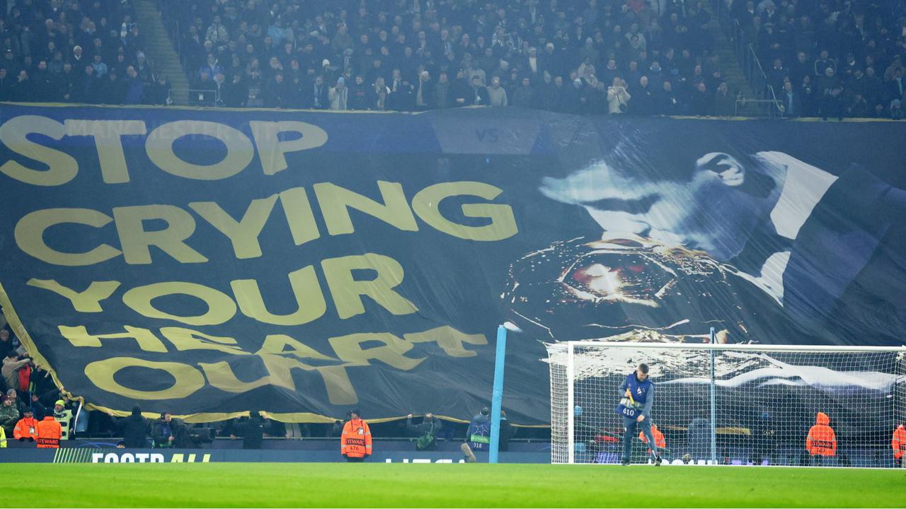 FOTO: Tak Bikin Vinicius Kendor! Inilah Makna Spanduk Ejekan 'Stop Crying Your Heart Out' dari Fans Manchester City