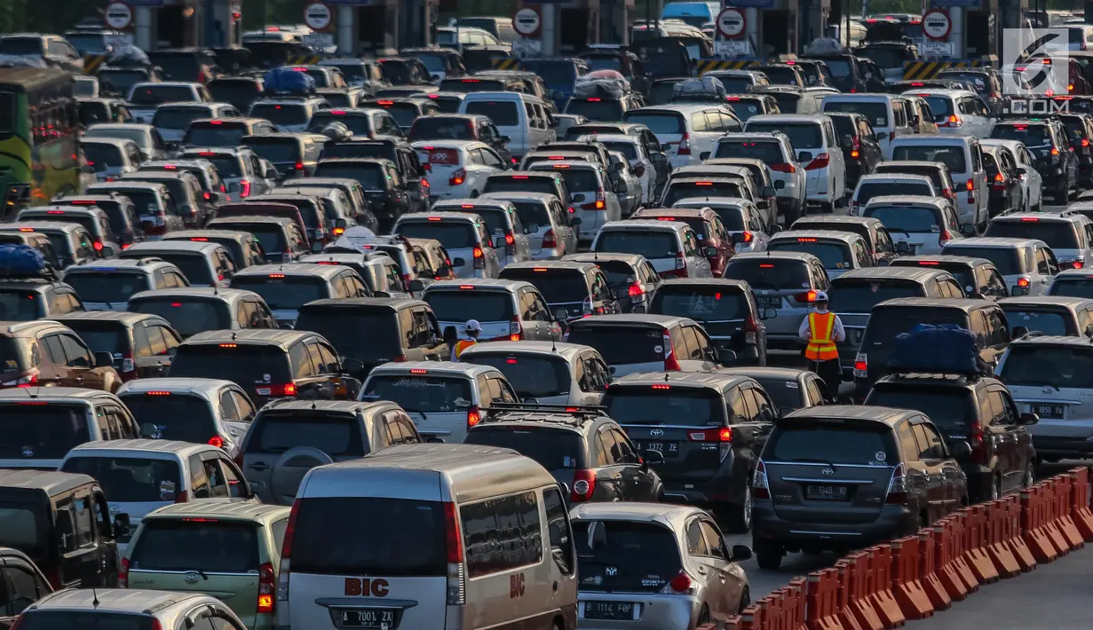 Sejumlah kendaraan antre di gerbang tol Palimanan Cipali, Jawa Barat, Kamis (29/6). Memasuki H+4 Lebaran, arus balik dari Jawa Tengah menuju Jakarta masih terpantau padat dan puncak arus balik diprediksi terjadi H+5 dan H+6. (Liputan6.com/Faizal Fanani)
