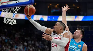 Pemain timnas basket Kanada, Dillon Brooks (kiri) melewati pebasket Slovenia, Luka Doncic pada pertandingan perempat final Piala Dunia Bola Basket di Manila, Filipina, Rabu, 6 September 2023. (AP Photo/Aaron Favila)