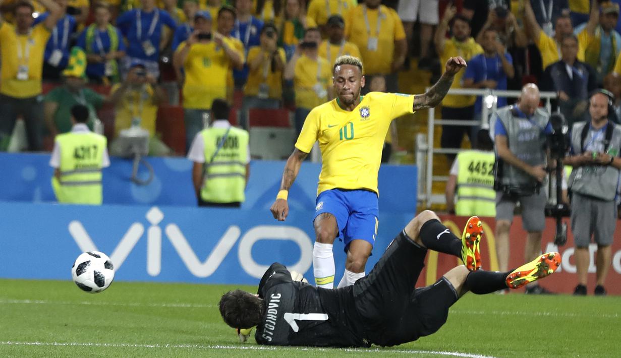 Kiper Serbia, Vladimir Stojkovic (bawah) menghalau sepakan Neymar pada laga grup E Piala Dunia 2018 di Spartak Stadium, Moskow, Rusia, (27/6/2018). Brasil menang 2-0. (AP/Rebecca Blackwell)