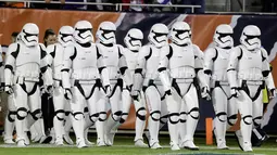 Pasukan Stormtroopers berjalan di lapangan saat istirahat pertandingan NFL antara Chicago Bears dan Minnesota Vikings di Chicago (9/10). Kedatangan karakter star wars ini untuk mempromosikan film Star Wars: The Last Jedi. (AP Photo/Charles Rex Arbogast)