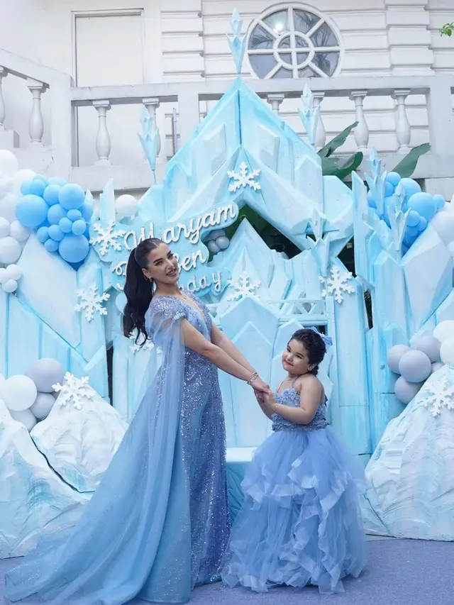6 Potret Ayang Anak Tasya Farasya Bergaya bak Princess Elsa di Pesta Ulang Tahun ke-4, Tampil Kembar dengan Sang Mama