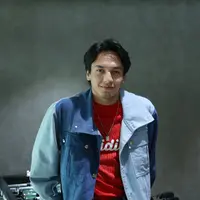 Jefri Nichol di kawasan Senayan, Jakarta Pusat, Senin (2/3/2020). (Adrian Putra/Fimela.com)