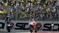 Pebalap Andrea Dovizioso dan Valentino Rossi, melakukan selebrasi usai menjuarai  MotoGP Italia di Sirkuit Mugello, Minggu (3/6/2018). Lorenzo finis dengan catatan waktu 41 menit 43,230 detik. (AFP/Filippo Monteforte)