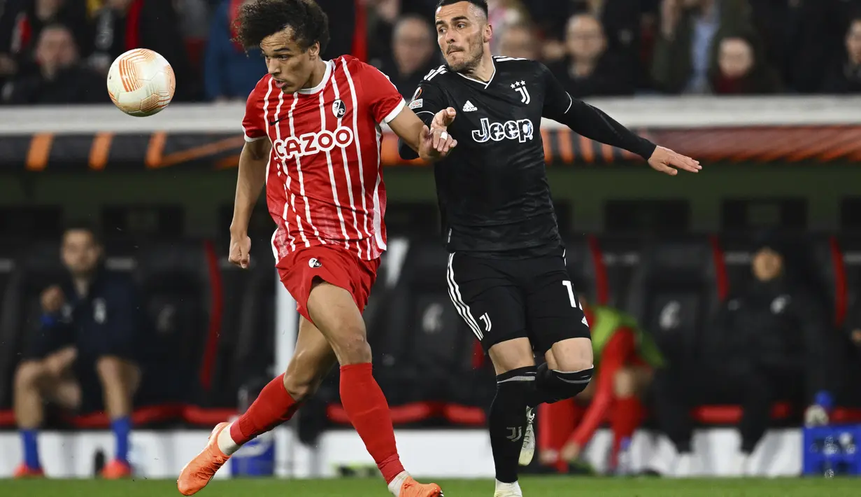Mengejar ketinggalan agregat satu gol, Freiburg pun mencoba langsung tampil agresif sejak awal.  Di babak kedua Freiburg juga mencoba mengambil inisiatif serangan. (Tom Weller/dpa via AP)