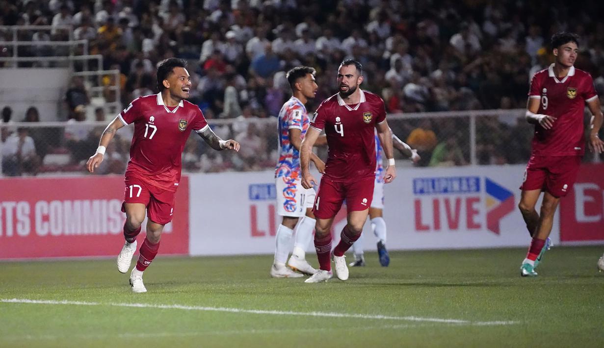 Selebrasi pemain Timnas Indonesia, Saddil Ramdani (kiri) setelah mencetak gol penyeimbang 1-1 ke gawang Filipina pada laga matchday kedua Grup F putaran kedua Kualifikasi Piala Dunia 2026 Zona Asia di Rizal Memorial Stadium, Manila, Selasa (21/11/2023) malam WIB. (Dok. PSSI)