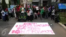 Puluhan orang dari Badan Eksekutif Mahasiswa Universitas Ibnu Chaldun melakukan aksi di depan Gedung Dirjen Dikti, Jakarta Rabu (7/10/2015). Mahasiswa Universitas Ibnu Chaldun meminta pencabutan pembekuan kampus mereka. (Liputan6.com/Helmi Fithriansyah)
