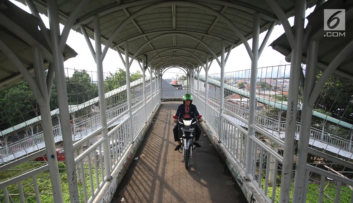 Pengendara sepeda motor melewati Jembatan Penyeberangan Orang (JPO) di kawasan Pasar Minggu, Jakarta, Selasa (17/10). JPO yang diperuntukkan bagi pejalan kaki itu sering dimanfaatkan pengendara motor sebagai jalan pintas. (Liputan6.com/Immanuel Antonius)