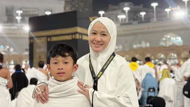 Momen kebersamaan Okie Agustina dan si bungsu di Tanah Suci. (credit: instagram.com/okieagustina_)