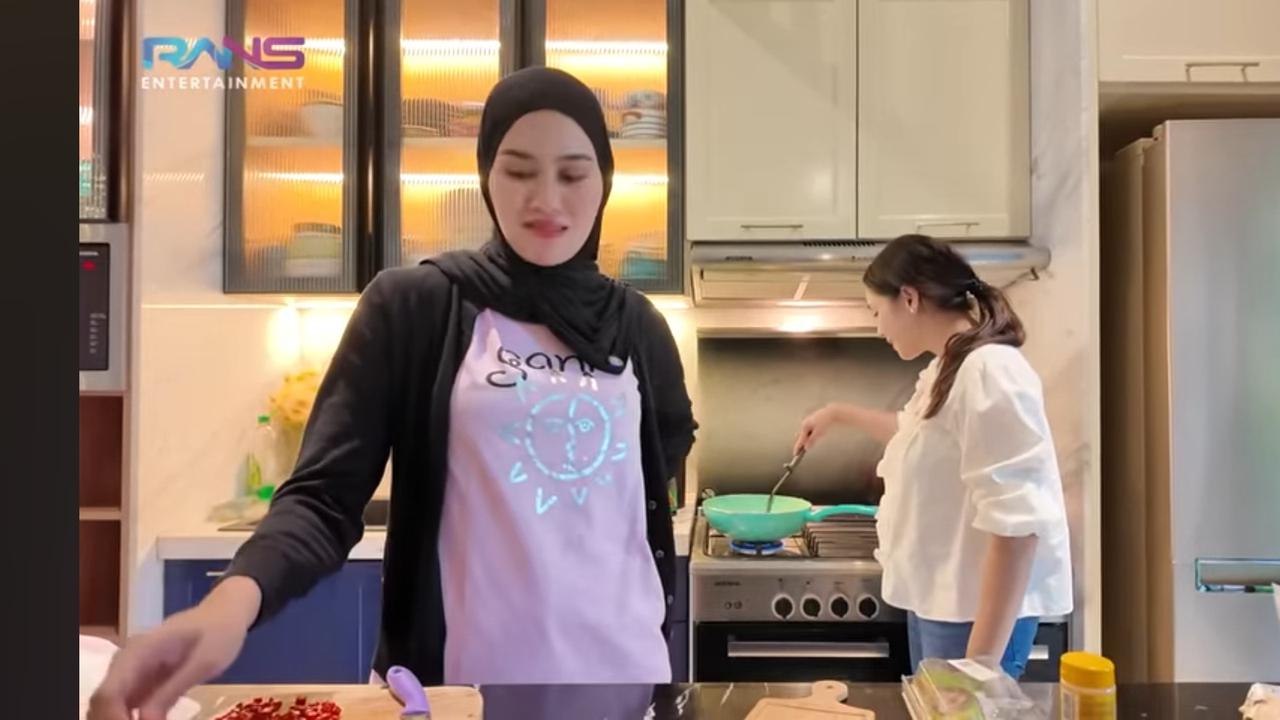 Potret Nagita Slavina Masak Buttermilik Chicken di Rumah Syahnaz Sadiqah, Bumbu Asal Cemplung Gimana Rasanya?