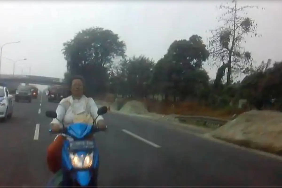 Pakai Motor, Ibu Ini Nekat Ngebut di Tol Tangerang