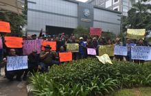 FOTO: Geruduk Kantor Dewan Pers, Puluhan Anggota PWI Desak KLB