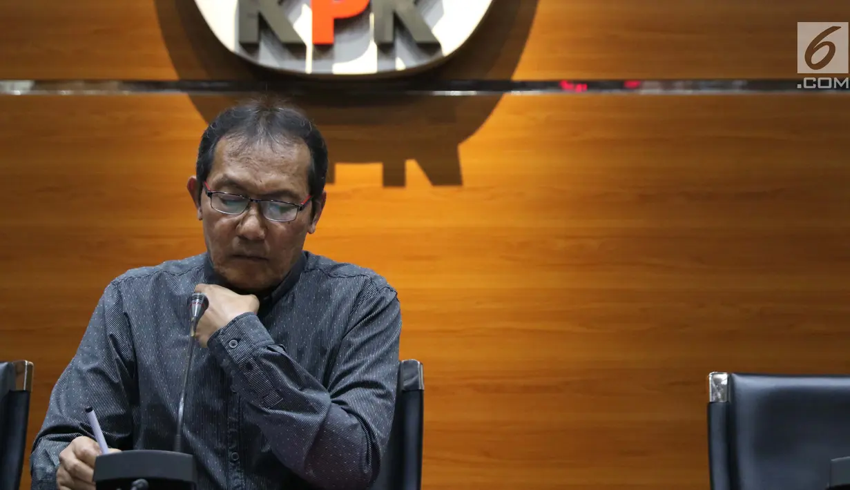 Wakil Ketua KPK, Saut Situmorang saat menyampaikan keterangan terkait pengembangan kasus korupsi e-KTP di Gedung KPK, Jakarta, Selasa (13/8/2019).KPK menetapkan empat tersangka baru sehingga hingga kini telah memproses 14 orang yang terlibat dalam kasus tersebut. (Liputan6.com/Helmi Fithriansyah)