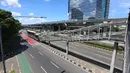 Sejumlah ruas utama yang biasanya padat pada Jumat (10/4/2026) pagi hingga siang terpantau lebih lengang. Tampak dalam foto, suasana ruas jalan Jenderal Gatot Subroto, Jakarta, saat pemberlakukan kebijakan Work From Home (WFH) untuk Aparatur Sipil Negara (ASN), Jumat (10/4/2026). (Kapanlagi.com/Budy Santoso)