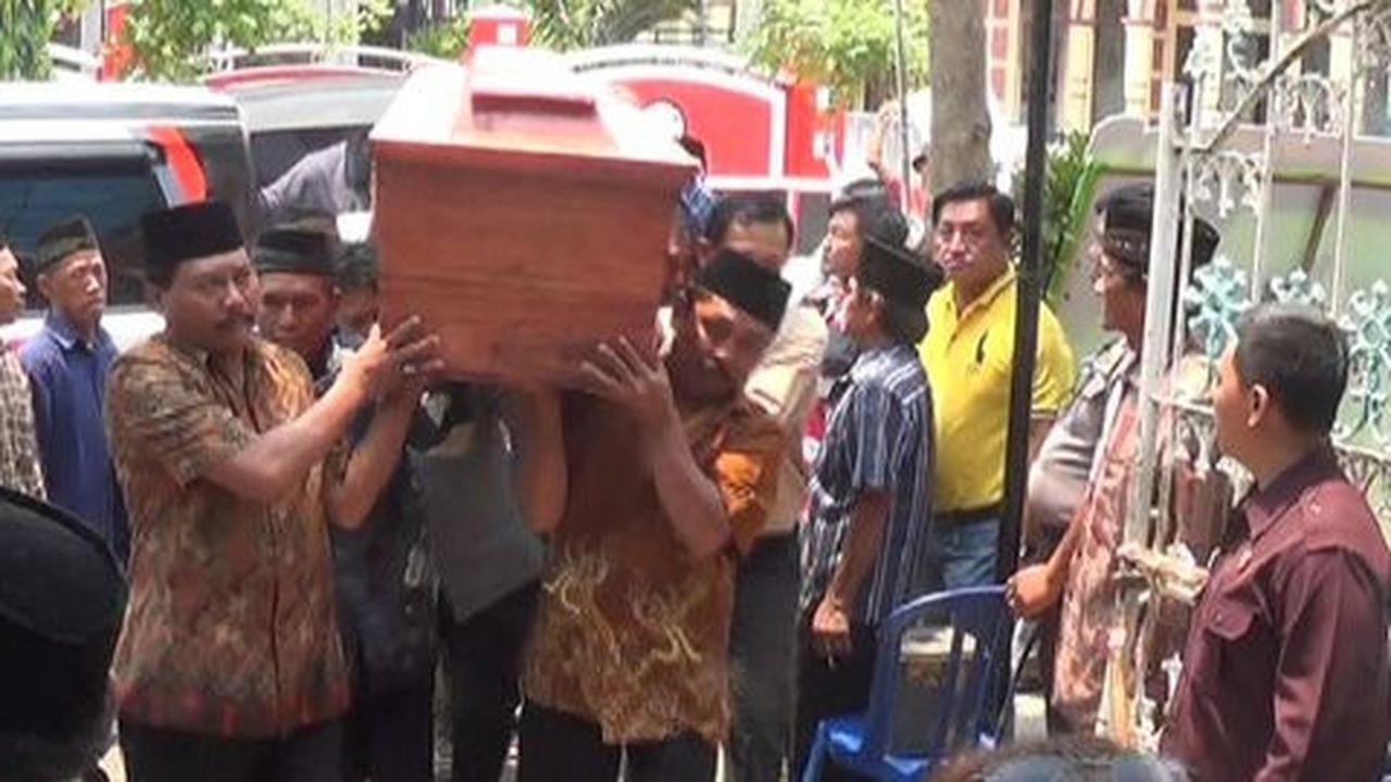 Tangis keluarga sambut kedatangan jenazah Aris di rumah duka