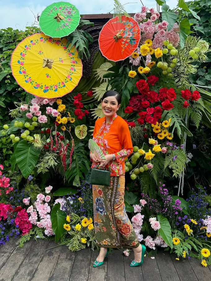 Nindy Ayunda Tampil Anggun dengan Kebaya Peranakan di Perayaan Ultah Sahabat